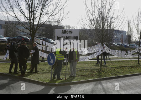 Wiesbaden, Deutschland. 12. März 2019. Eine Demonstrantin hält ein Schild mit der Aufschrift 'Alter Bestimmung jetzt' (für angebliche Kind Flüchtlinge). Die Gerichtsverfahren gegen die irakische Asylbewerber Ali B. für den Mord an Susanna F. aus Mainz war letztes Jahr in Wiesbaden eröffnet. Mehrere rechtsradikale Organisationen ein Protest außerhalb des Court House gegen Flüchtlinge in Deutschland und für härtere Strafen für Flüchtlinge. Quelle: Michael Debets/Alamy leben Nachrichten Stockfoto