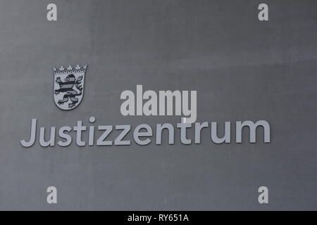 Wiesbaden, Deutschland. 12. März 2019. Der Fall ist in der Zentrale in Wiesbaden Court House gehört. Die Gerichtsverfahren gegen die irakische Asylbewerber Ali B. für den Mord an Susanna F. aus Mainz war letztes Jahr in Wiesbaden eröffnet. Mehrere rechtsradikale Organisationen ein Protest außerhalb des Court House gegen Flüchtlinge in Deutschland und für härtere Strafen für Flüchtlinge. Quelle: Michael Debets/Alamy leben Nachrichten Stockfoto