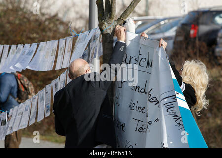 Wiesbaden, Deutschland. 12. März 2019. Die Demonstranten hängen Sie ein banner Außenseiter der Hof Haus. Die Gerichtsverfahren gegen die irakische Asylbewerber Ali B. für den Mord an Susanna F. aus Mainz war letztes Jahr in Wiesbaden eröffnet. Mehrere rechtsradikale Organisationen ein Protest außerhalb des Court House gegen Flüchtlinge in Deutschland und für härtere Strafen für Flüchtlinge. Quelle: Michael Debets/Alamy leben Nachrichten Stockfoto