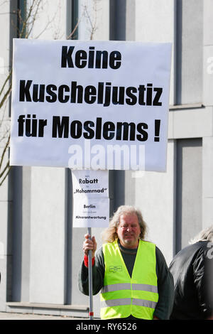 Wiesbaden, Deutschland. 12. März 2019. Eine Demonstrantin hält ein Schild mit der Aufschrift "Keine weiche Gerechtigkeit für die Muslime". Die Gerichtsverfahren gegen die irakische Asylbewerber Ali B. für den Mord an Susanna F. aus Mainz war letztes Jahr in Wiesbaden eröffnet. Mehrere rechtsradikale Organisationen ein Protest außerhalb des Court House gegen Flüchtlinge in Deutschland und für härtere Strafen für Flüchtlinge. Quelle: Michael Debets/Alamy leben Nachrichten Stockfoto