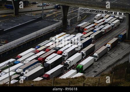 Dover, Kent, Großbritannien. 12 Mär, 2019. UK Wetter: Aufbau von Lastkraftwagen, Warteschlangen in Dover auf der Autobahn M20 im Hafen aufgrund von Sturm Gareth zu Verzögerungen führen. Credit: Paul Lawrenson 2019, Foto: Paul Lawrenson/Alamy leben Nachrichten Stockfoto