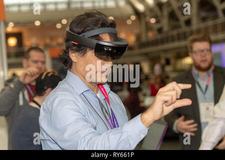 London, Großbritannien. 12. März 2019. Augmented Reality Headset von KitAR am Wearable Technology Show im Business Design Centre, dem größten Event für verbundene Technologie, die Show bietet innovative Produkte von Start-ups sowie Produkte von großen Technologie-unternehmen und enthält die neusten in Virtual Reality und Augmented Reality Geräte und Software Credit: Ian Davidson/Alamy leben Nachrichten Stockfoto