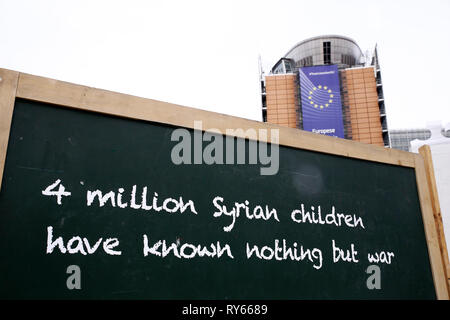 Brüssel, Belgien. 12. März 2019. Eine erweiterte echten Zeichnung eines syrischen Mädchen, in dem die Szenen von Gewalt und Konflikt, der den Hintergrund für Ihre Kindheit wurden, auf den Beginn der dritten Konferenz in Brüssel auf die Unterstützung von Syrien und der Region, bis vor den Europäischen Institutionen gesetzt. Alexandros Michailidis/Alamy leben Nachrichten Stockfoto