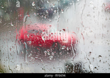 Bournemouth, Dorset, Großbritannien. 12. Mär 2019. UK Wetter: schwierige Fahrbedingungen wie Treiber sind mit sintflutartigen Regen und starken Windböen durch Sturm Gareth konfrontiert. Credit: Carolyn Jenkins/Alamy leben Nachrichten Stockfoto