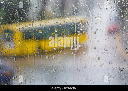 Bournemouth, Dorset, Großbritannien. 12. Mär 2019. UK Wetter: schwierige Fahrbedingungen wie Treiber sind mit sintflutartigen Regen und starken Windböen durch Sturm Gareth konfrontiert. Credit: Carolyn Jenkins/Alamy leben Nachrichten Stockfoto