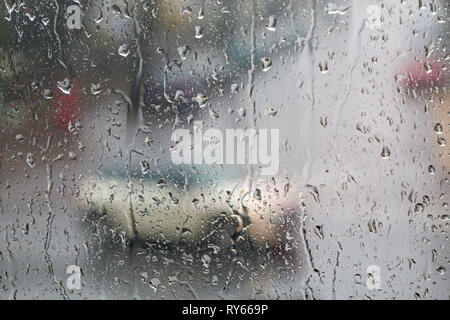 Bournemouth, Dorset, Großbritannien. 12. Mär 2019. UK Wetter: schwierige Fahrbedingungen wie Treiber sind mit sintflutartigen Regen und starken Windböen durch Sturm Gareth konfrontiert. Credit: Carolyn Jenkins/Alamy leben Nachrichten Stockfoto