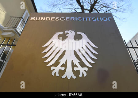 12. März 2019, Baden-Württemberg, Karlsruhe: Außen Foto der Bundesgerichtshof (BGH) mit ein Schild mit einem Bundesadler und der Schriftzug des Bgh. Der BGH verhandelt über die Haftung für Life Support durch künstliche Ernährung. Die Klage wurde von einem Mann, der glaubt, dass sein Vater, der an Demenz leidet, unnötig lange am Leben gehalten wurde. Als Erbe, er verlangt Schmerzensgeld und Ersatz für Behandlung und Pflege Kosten aus den behandelnden Hausarzt, in Höhe von insgesamt mehr als 150.000 Euro. Foto: Uli Deck / dpa Stockfoto