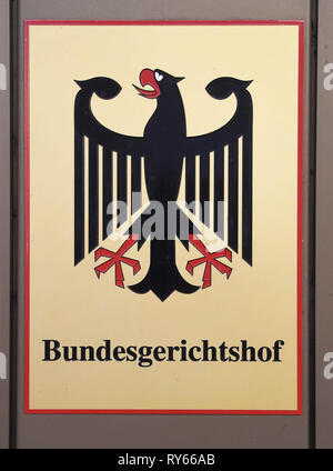 12. März 2019, Baden-Württemberg, Karlsruhe: Außen Foto der Bundesgerichtshof (BGH) mit ein Schild mit einem Bundesadler und der Schriftzug des Bgh. Der BGH verhandelt über die Haftung für Life Support durch künstliche Ernährung. Die Klage wurde von einem Mann, der glaubt, dass sein Vater, der an Demenz leidet, unnötig lange am Leben gehalten wurde. Als Erbe, er verlangt Schmerzensgeld und Ersatz für Behandlung und Pflege Kosten aus den behandelnden Hausarzt, in Höhe von insgesamt mehr als 150.000 Euro. Foto: Uli Deck / dpa Stockfoto