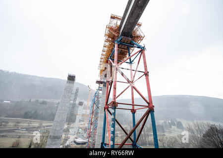 11. März 2019, Baden-Wuerttemberg, Mühlhausen im Täle: ein Stück der Schalungen steht auf der Baustelle der Filstal Brücke auf dem Aichelberg über dem Tal. Die Brücke ist Teil der neuen Wendlingen-Ulm Abschnitt des Stuttgart 21 Bahn Projekt. Sobald die Einstellung abgeschlossen ist, wird es sein, rund 800 Meter lang und 50 Meter hoch. Foto: Fabian Sommer/dpa Stockfoto