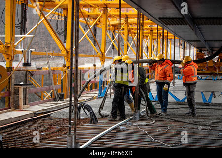 11. März 2019, Baden-Wuerttemberg, Mühlhausen im Täle: Arbeiter gießen Beton in die Schalung auf der Baustelle des Filstal Brücke auf dem Aichelberg. Die Brücke ist Teil der neuen Wendlingen-Ulm Abschnitt des Stuttgart 21 Bahn Projekt. Sobald die Einstellung abgeschlossen ist, wird es sein, rund 800 Meter lang und 50 Meter hoch. Foto: Fabian Sommer/dpa Stockfoto