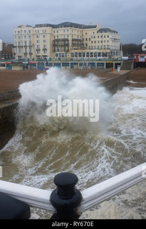 Brighton, UK. 12 Mär, 2019. Wellen an der Küste von Brighton Palace Pier als Sturm Gareth kommt in Großbritannien und Irland mit Windgeschwindigkeiten Prognose bis zu 70 mph in einigen Bereichen: Simon Dack/Alamy Leben Nachrichten erreichen Stockfoto