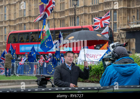 London, London, Großbritannien. 12 Mär, 2019. Ein Journalist auf College Green ausserhalb des Vereinigten Königreichs Houses of Parliament in London vor dem zweiten sogenannten bedeutenden Abstimmung im Unterhaus auf Theresa's Mai revidierte EU-Austritt (Brexit) Vereinbarung. Foto Datum: Dienstag, 12. März 2019. Credit: Roger Garfield/Alamy leben Nachrichten Stockfoto