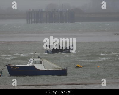 Queenborough, Kent, UK. 12. März, 2019. UK Wetter: Sturm Gareth brachte starke Southerly wickelt und ein Band von schweren in Queenborough Hafen in Kent zur Mittagszeit. Credit: James Bell/Alamy leben Nachrichten Stockfoto