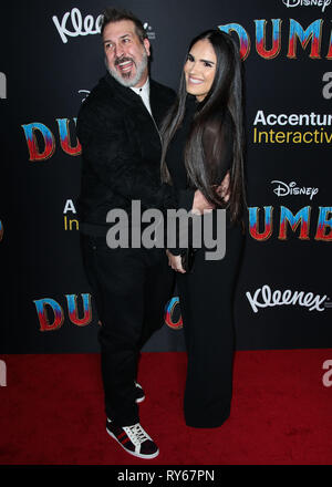 Hollywood, Vereinigte Staaten. 11 Mär, 2019. HOLLYWOOD, Los Angeles, CA, USA - 11. März: Joey Fatone und Izabel Araujo Ankommen bei der Weltpremiere von Disney's 'Dumbo' an der Ray Dolby Ballsaal und El Capitan Theatre am 11. März 2019 in Hollywood, Los Angeles, Kalifornien, USA. (Foto von Xavier Collin/Image Press Agency) Quelle: Bild Presse Agentur/Alamy leben Nachrichten Stockfoto