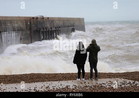 Folkestone, Kent, Großbritannien. 12 Mär, 2019. UK Wetter: Sturm Gareth kommt an der Südküste mit Böen Schlagen über 55 mph. Der Hafen von Folkestone arm und Leuchtturm wird gerade Renovierungsarbeiten nimmt die volle Kraft des Sturms. © Paul Lawrenson 2019, Foto: Paul Lawrenson/Alamy leben Nachrichten Stockfoto