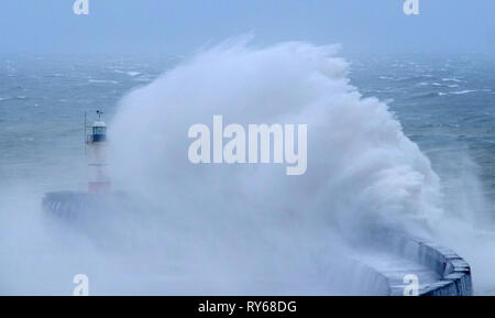 Newhaven, East Sussex, UK. 12 Mär, 2019. Riesenwellen Zwerg der Leuchtturm in Newhaven Hafen, East Sussex, als Sturm Gareth Wildes Wetter nach Großbritannien bringt. Credit: Peter Cripps/Alamy leben Nachrichten Stockfoto