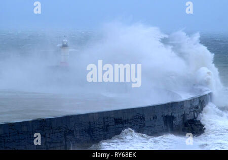 Newhaven, East Sussex, UK. 12 Mär, 2019. Riesenwellen Zwerg der Leuchtturm in Newhaven Hafen, East Sussex, als Sturm Gareth Wildes Wetter nach Großbritannien bringt. Credit: Peter Cripps/Alamy leben Nachrichten Stockfoto