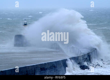 Newhaven, East Sussex, UK. 12 Mär, 2019. Riesenwellen Zwerg der Leuchtturm in Newhaven Hafen, East Sussex, als Sturm Gareth Wildes Wetter nach Großbritannien bringt. Credit: Peter Cripps/Alamy leben Nachrichten Stockfoto