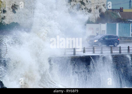 Newhaven, East Sussex, UK. 12 Mär, 2019. Riesenwellen Zwerg der Leuchtturm in Newhaven Hafen, East Sussex, als Sturm Gareth Wildes Wetter nach Großbritannien bringt. Credit: Peter Cripps/Alamy leben Nachrichten Stockfoto