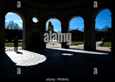 12. März 2019, Bayern, München: Ein Mann wirft seinen Schatten in den Tempel der Diana in den Garten im Innenhof. Foto: Sina Schuldt/dpa Stockfoto