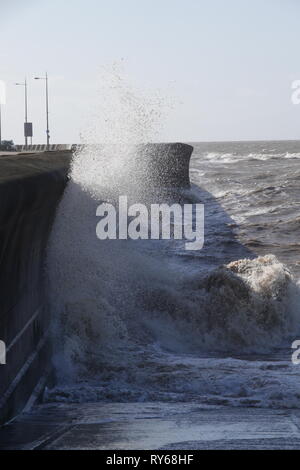 New Brighton, Merseyside, UK. 12 Mär, 2019. UK Wetter: Sturm Gareth hits New Brighton Merseyside bei Flut. Credit: ken Biggs/Alamy leben Nachrichten Stockfoto