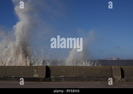 New Brighton, Merseyside, UK. 12 Mär, 2019. UK Wetter: Sturm Gareth hits New Brighton Merseyside bei Flut. Credit: ken Biggs/Alamy leben Nachrichten Stockfoto