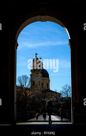 12. März 2019, Bayern, München: Der theatiner Kirche kann hinter einem Bogen der Diana Tempel im Hofgarten gesehen werden. Foto: Sina Schuldt/dpa Stockfoto