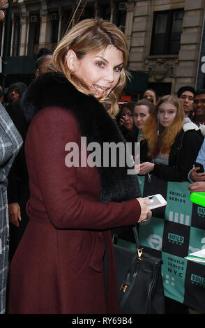 *** Foto *** Felicity Huffman und Lori Loughlin angeklagt in Hochschulaufnahme Bestechungsprozess. NEW YORK, NY - 15. Februar: Lori Loughlin am Bau reihe in New York City am 15. Februar 2018. Credit: RWMediaPunch Stockfoto