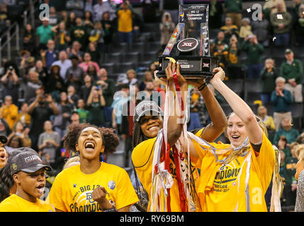 Oklahoma City, OK, USA. 11 Mär, 2019. Baylor Mannschaftskameraden feiern Gewinnen der Phillips 66 grosse 12 Basketball der Frauen Meisterschaft gegen die Iowa State Wirbelstürme an der Chesapeake Energy Arena in Oklahoma City, OK. Grau Siegel/CSM/Alamy leben Nachrichten Stockfoto