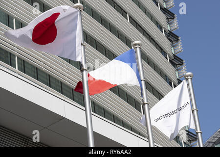 Yokohama, Japan. 12 Mär, 2019. Flagge von Japan, Frankreich und Nissan sind bei Nissan globalen Hauptsitz in Yokohama gesehen. Renault CEO Thierry Bollore, Renault Vorsitzender Jean-Dominique Senard, Nissan Motor Präsident und CEO Hiroto Saikawa und Mitsubishi Motors Chairman und CEO Osamu Masuko besucht ein Join Nachrichten Konferenz ein neuer Start für die Allianz Operating Board für ihre Partnerschaft bekannt zu geben. Credit: Rodrigo Reyes Marin/ZUMA Draht/Alamy leben Nachrichten Stockfoto