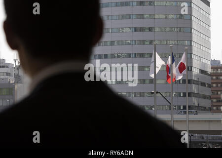 Yokohama, Japan. 12 Mär, 2019. Flagge von Japan, Frankreich und Nissan sind bei Nissan globalen Hauptsitz in Yokohama gesehen. Renault CEO Thierry Bollore, Renault Vorsitzender Jean-Dominique Senard, Nissan Motor Präsident und CEO Hiroto Saikawa und Mitsubishi Motors Chairman und CEO Osamu Masuko besucht ein Join Nachrichten Konferenz ein neuer Start für die Allianz Operating Board für ihre Partnerschaft bekannt zu geben. Credit: Rodrigo Reyes Marin/ZUMA Draht/Alamy leben Nachrichten Stockfoto