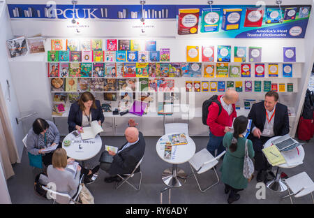 Olympia, London, UK. 12. März, 2019. Die jährlichen London Book Fair feiert sein 48-jähriges Bestehen mit schätzungsweise 25.000 publishing Fachleute durch über die stressige 3 Tag Veranstaltung zu besuchen. Credit: Malcolm Park/Alamy Leben Nachrichten. Stockfoto