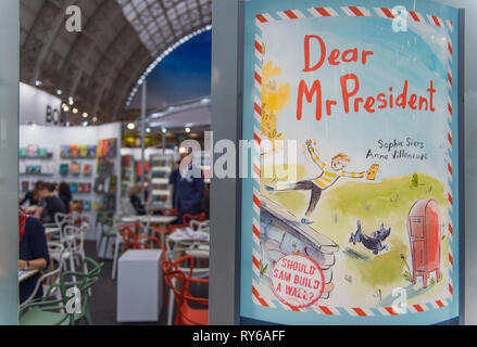 Olympia, London, UK. 12. März, 2019. Die jährlichen London Book Fair feiert sein 48-jähriges Bestehen mit schätzungsweise 25.000 publishing Fachleute durch über die stressige 3 Tag Veranstaltung zu besuchen. Credit: Malcolm Park/Alamy Leben Nachrichten. Stockfoto