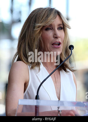 März 12, 2019 - Hollywood, Kalifornien, USA-DATEI FOTO: April 16, 2018 - Hollywood, CA, USA - Schauspielerin Felicity Huffman und Lori Loughlin sind unter Dutzenden von Eltern, Sporttrainer und College Prep Führungskräfte beschuldigt von der Durchführung einer nationalen Verschwörung Studenten in renommierten Hochschulen nach massiven Bundesanklage. Im Bild: April 16, 2018 - Hollywood, Kalifornien - Felicity Huffman. Eva Longoria geehrt mit Stern auf dem Hollywood Walk of Fame. (Bild: © F. Sadou/AdMedia über ZUMA Draht) Stockfoto