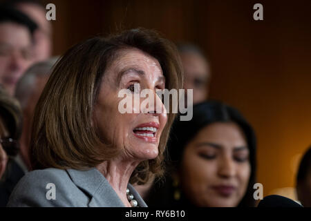 Washington DC, USA. 12 Mär, 2019. Sprecher des Repräsentantenhauses, Nancy Pelosi, Demokrat aus Kalifornien, spricht während einer Pressekonferenz in der rayburn Zimmer des US-Kapitol in Washington, DC am 12. März 2019. Credit: Alex Edelman/CNP/MediaPunch Credit: MediaPunch Inc/Alamy leben Nachrichten Stockfoto