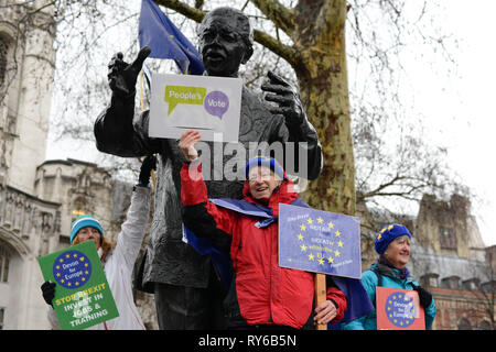 London, Großbritannien. 12. März, 2019. Anti-Brexit Aktivisten neben Nelson Mandela Statue im Parlament Platz gegenüber der Häuser des Parlaments demonstrieren. Westminster, London. 12. März 2019. Quelle: Thomas Krych/Alamy leben Nachrichten Stockfoto