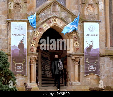 Glasgow, Schottland, UK, 12. März 2019 Deutschland Wetter: Sturm Gareth Blasen einer hooley erschien als schwer fällt der Regen und starke Winde wie Donner Regen schlug die Oran Mor in der Byres Road Stadtzentrum und West End am Nachmittag. Kredit Gerard Fähre / alamy Leben Nachrichten Stockfoto