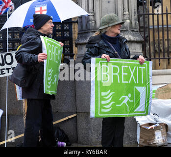 London, Großbritannien. 12 Mär, 2019. Pro-Brexit Verlassen der Europäischen Union Anhänger protestieren außerhalb der Häuser des Parlaments. Credit: AndKa/Alamy leben Nachrichten Stockfoto
