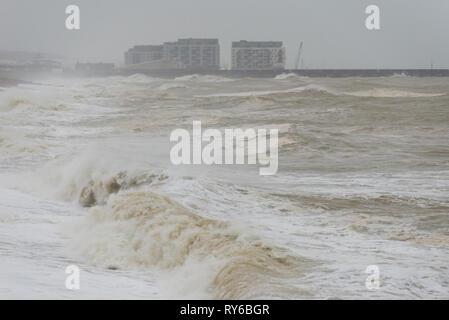 Brighton, England, UK. 12 Mär, 2019. Brighton, East Sussex. 12. März 2019. UK Wetter. Starke Winde und Meere sind überwiegend an der Küste von Brighton als Sturm Gareth Ansätze. Das Met Office hat eine gelbe Wetter Warnung für Wind ausgestellt, in der Erwartung, über Nacht verursachen mehr Unterbrechung zu stärken. Credit: Francesca Moore/Alamy leben Nachrichten Stockfoto