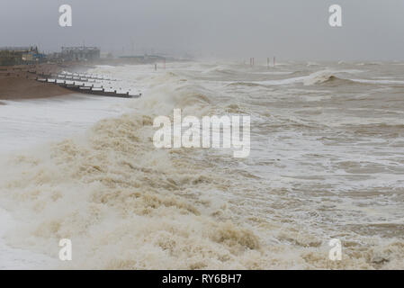 Shoreham, England, UK. 12 Mär, 2019. Shoreham, East Sussex. 12. März 2019. UK Wetter. Starke Winde und Meere sind überwiegend an der britischen Küste als Sturm Gareth Ansätze. Das Met Office hat eine gelbe Wetter Warnung für Wind ausgestellt, in der Erwartung, über Nacht zu stärken. Credit: Francesca Moore/Alamy leben Nachrichten Stockfoto