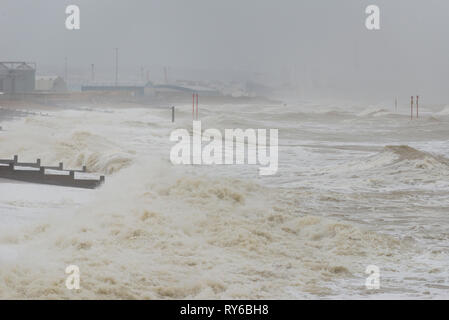 Shoreham, England, UK. 12 Mär, 2019. Shoreham, East Sussex. 12. März 2019. UK Wetter. Starke Winde und Meere sind überwiegend an der britischen Küste als Sturm Gareth Ansätze. Das Met Office hat eine gelbe Wetter Warnung für Wind ausgestellt, in der Erwartung, über Nacht zu stärken. Credit: Francesca Moore/Alamy leben Nachrichten Stockfoto