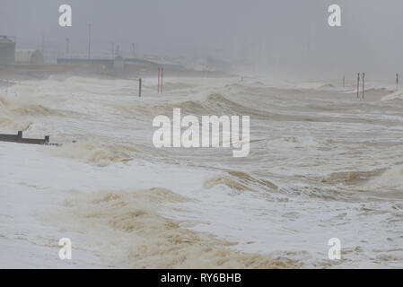 Shoreham, England, UK. 12 Mär, 2019. Shoreham, East Sussex. 12. März 2019. UK Wetter. Starke Winde und Meere sind überwiegend an der britischen Küste als Sturm Gareth Ansätze. Das Met Office hat eine gelbe Wetter Warnung für Wind ausgestellt, in der Erwartung, über Nacht zu stärken. Credit: Francesca Moore/Alamy leben Nachrichten Stockfoto