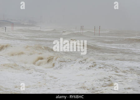 Shoreham, England, UK. 12 Mär, 2019. Shoreham, East Sussex. 12. März 2019. UK Wetter. Starke Winde und Meere sind überwiegend an der britischen Küste als Sturm Gareth Ansätze. Das Met Office hat eine gelbe Wetter Warnung für Wind ausgestellt, in der Erwartung, über Nacht zu stärken. Credit: Francesca Moore/Alamy leben Nachrichten Stockfoto