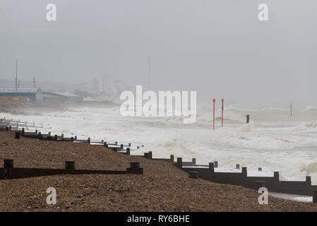 Shoreham, England, UK. 12 Mär, 2019. Shoreham, East Sussex. 12. März 2019. UK Wetter. Starke Winde und Meere sind überwiegend an der britischen Küste als Sturm Gareth Ansätze. Das Met Office hat eine gelbe Wetter Warnung für Wind ausgestellt, in der Erwartung, über Nacht zu stärken. Credit: Francesca Moore/Alamy leben Nachrichten Stockfoto