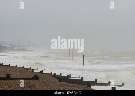 Shoreham, England, UK. 12 Mär, 2019. Shoreham, East Sussex. 12. März 2019. UK Wetter. Starke Winde und Meere sind überwiegend an der britischen Küste als Sturm Gareth Ansätze. Das Met Office hat eine gelbe Wetter Warnung für Wind ausgestellt, in der Erwartung, über Nacht zu stärken. Credit: Francesca Moore/Alamy leben Nachrichten Stockfoto