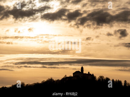 12. März 2019, Baden-Wuerttemberg, Baldern: Die Sonne hinter Schloss Baldern. Foto: Fabian Sommer/dpa Stockfoto