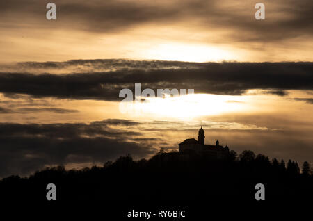 12. März 2019, Baden-Wuerttemberg, Baldern: Die Sonne hinter Schloss Baldern. Foto: Fabian Sommer/dpa Stockfoto