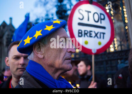 London, Großbritannien. 12. Mär 2019. Anti Brexit Demonstranten Seite das Parlament vor Theresa May demütigende Brexit viel Verlust. Credit: Thabo Jaiyesimi/Alamy leben Nachrichten Stockfoto