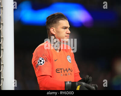 Etihad Stadium, Manchester, UK. 12 Mär, 2019. UEFA Champions League Fußball, Umlauf von 16, 2 Bein, Manchester City vs FC Schalke; Ederson von Manchester City sieht auf Kredit: Aktion plus Sport/Alamy leben Nachrichten Stockfoto