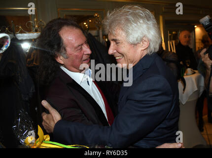 Lohmar, Deutschland. 12 Mär, 2019. Sänger Chris Andrews (l) kommt zur Feier des 75. Geburtstags von Pop Star Peter Orloff (r). Quelle: Henning Kaiser/dpa/Alamy leben Nachrichten Stockfoto